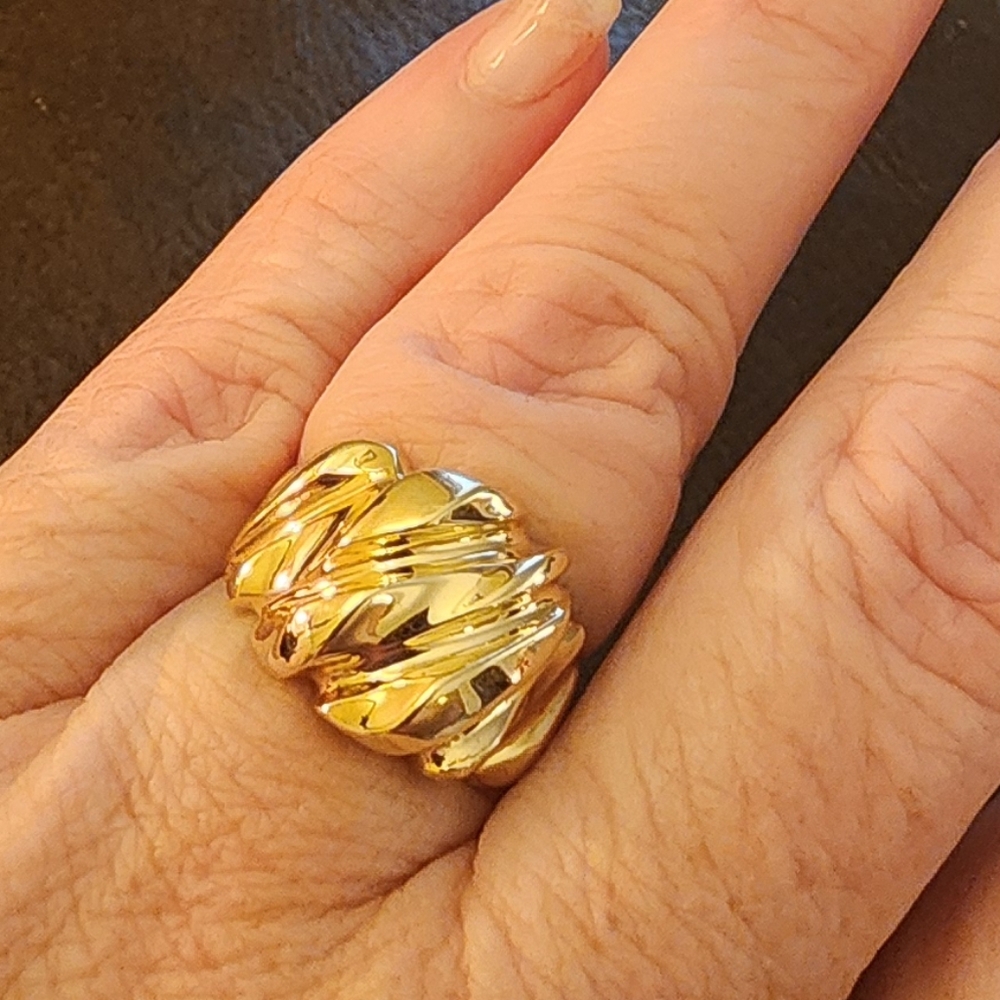 Elegant 10kt Gold Ring